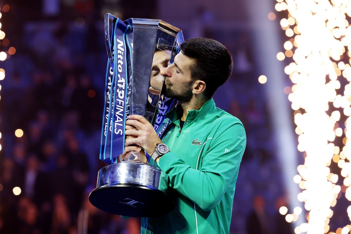 Novak Djokovic bacia il trofeo delle ATP finals