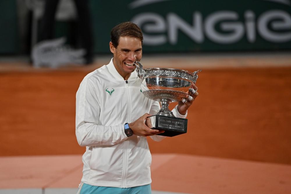 Rafael Nadal mentre addenta la coppa dopo aver vinto il Roland Garros nel 2020